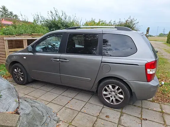 Kia Carnival 2010 photo 3
