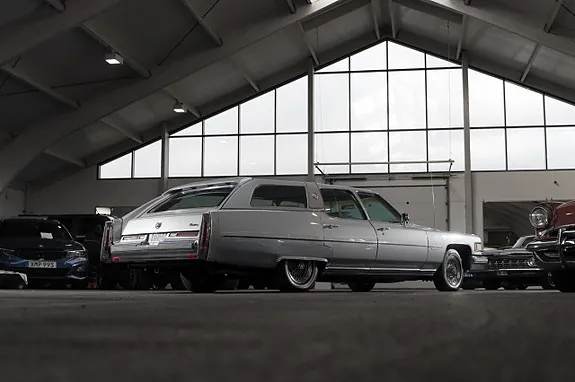 Cadillac Fleetwood Brougham 1976 photo 2