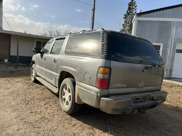 GMC Yukon Xl 2005 photo 2