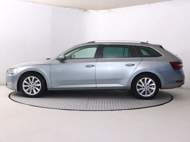 Skoda Superb 2018 photo 2