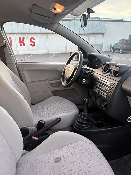 Ford Fiesta 2004 photo 3