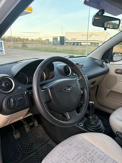 Ford Fiesta 2004 photo 4