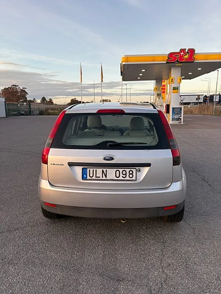 Ford Fiesta 2004 photo 2