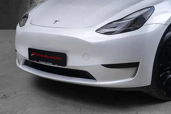 Tesla Model Y 2023 photo 2