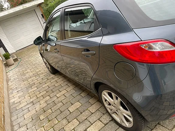 Mazda 2 2012 photo 3