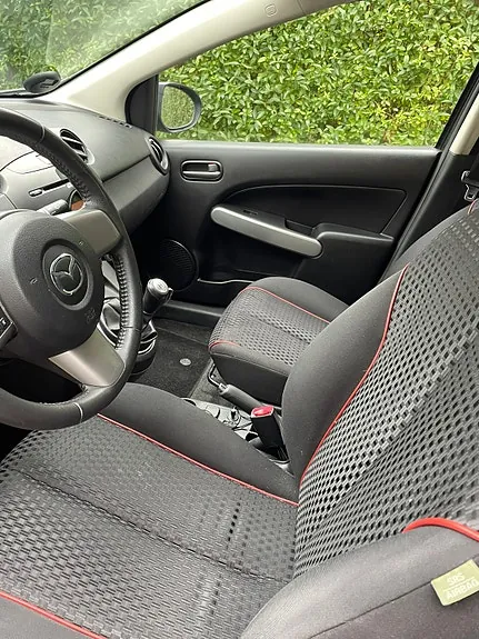 Mazda 2 2012 photo 4