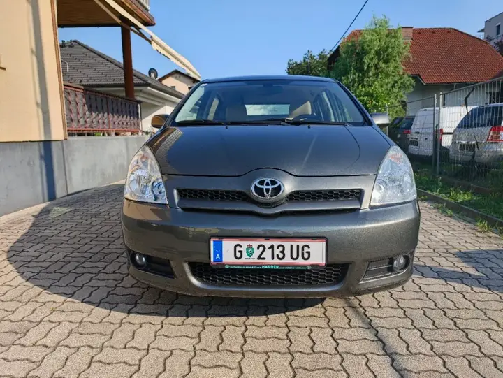 Toyota Corolla Verso 2004 photo 2