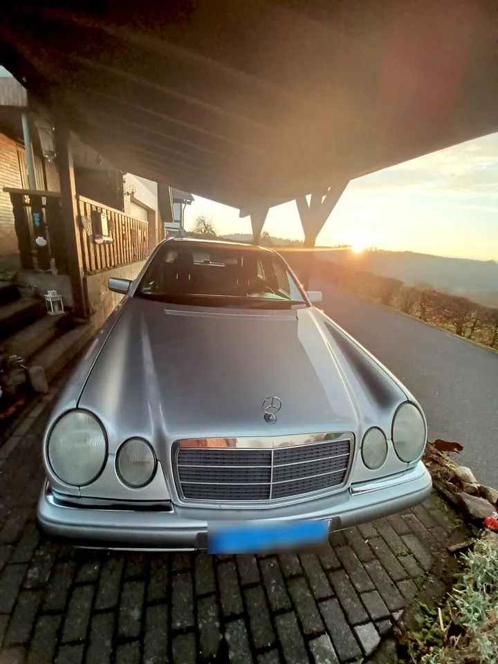 Mercedes-Benz E200