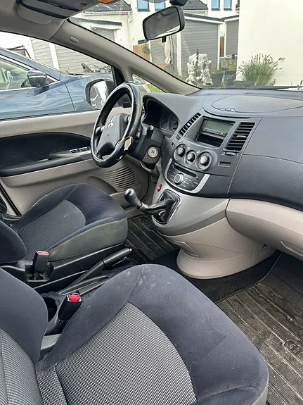 Mitsubishi Grandis 2010 photo 5