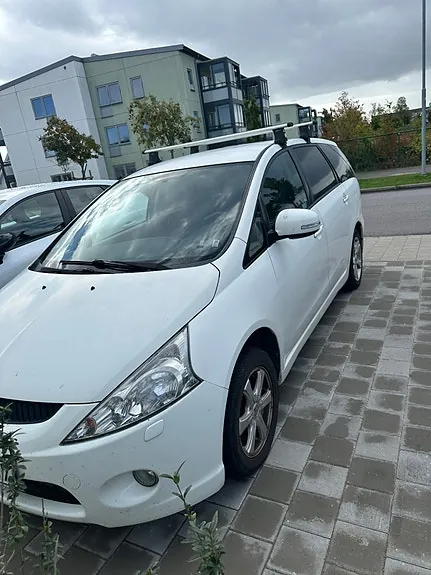 Mitsubishi Grandis 2010 photo 2