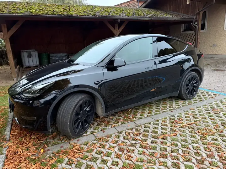 Tesla Model Y 2023 photo 2
