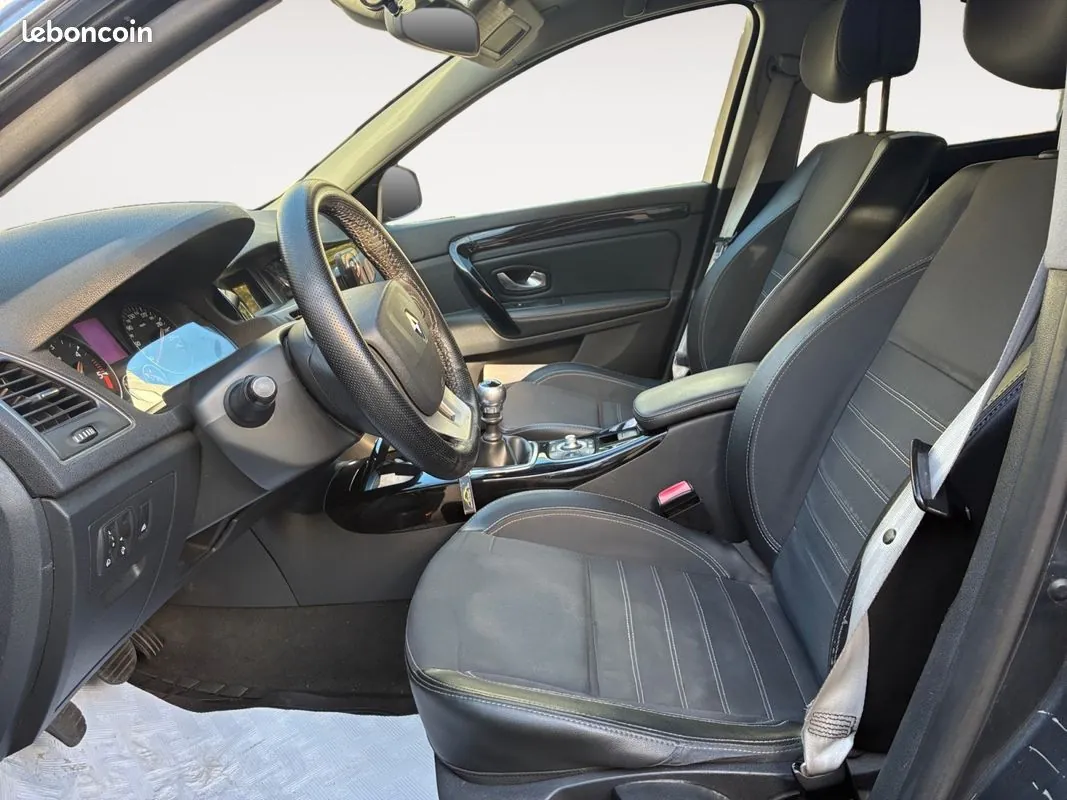 Renault Laguna 2012 photo 2