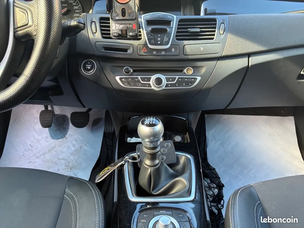 Renault Laguna 2012 photo 4