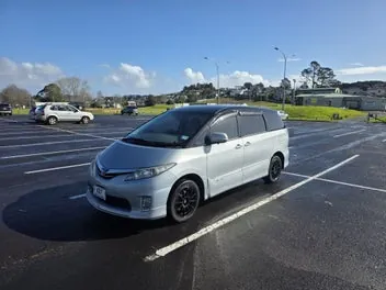 Toyota Estima 2010 photo 2