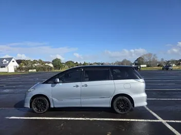 Toyota Estima 2010 photo 4