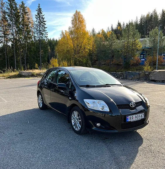 Toyota Auris 2010 photo 2