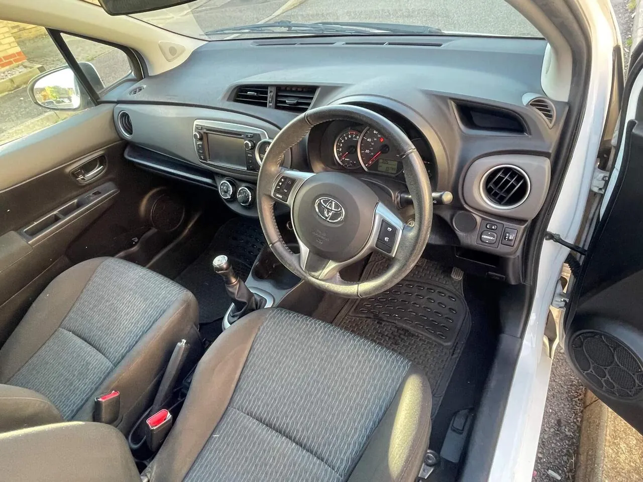 Toyota Yaris 2013 photo 4