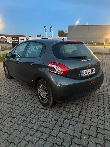 Peugeot 208 2012 photo 4
