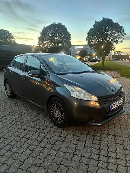 Peugeot 208 2012 photo 2
