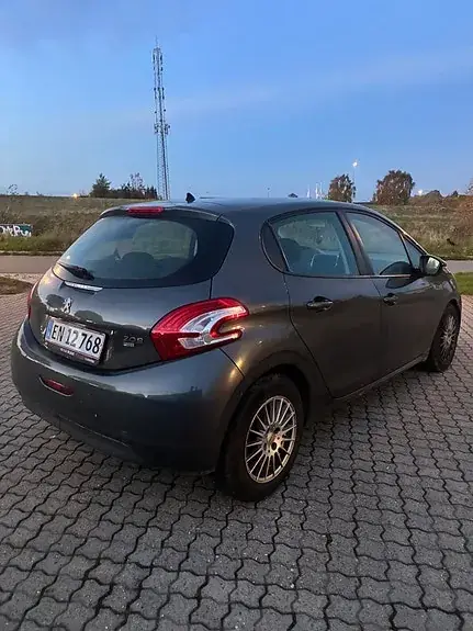 Peugeot 208 2012 photo 3