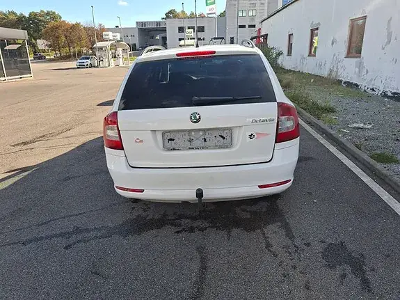 Skoda Octavia 2010 photo 2