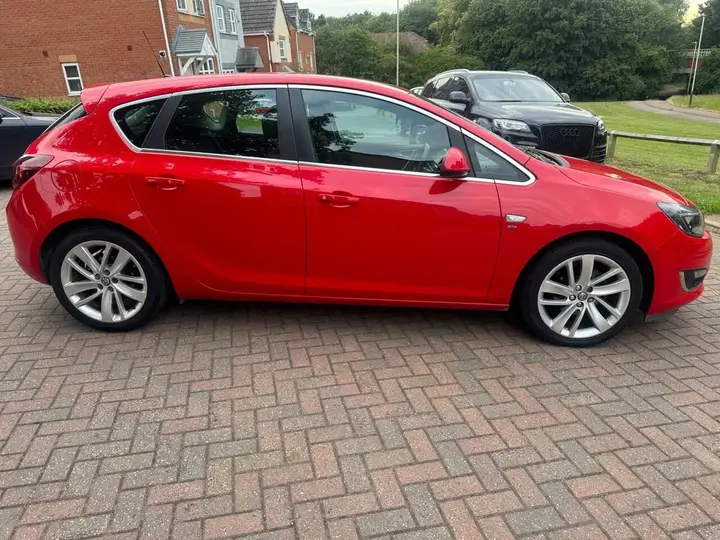 Vauxhall Astra 2014 photo 2