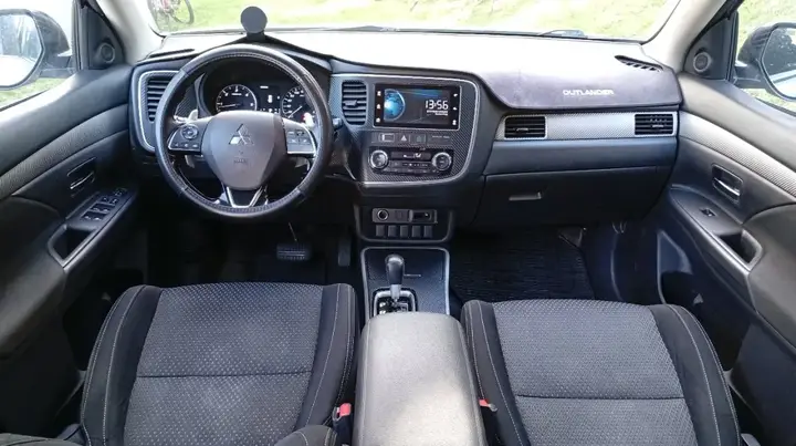 Mitsubishi Outlander 2018 photo 2