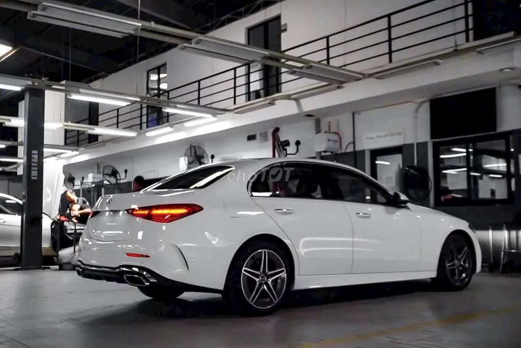 Mercedes-Benz C-Class 2025 photo 5