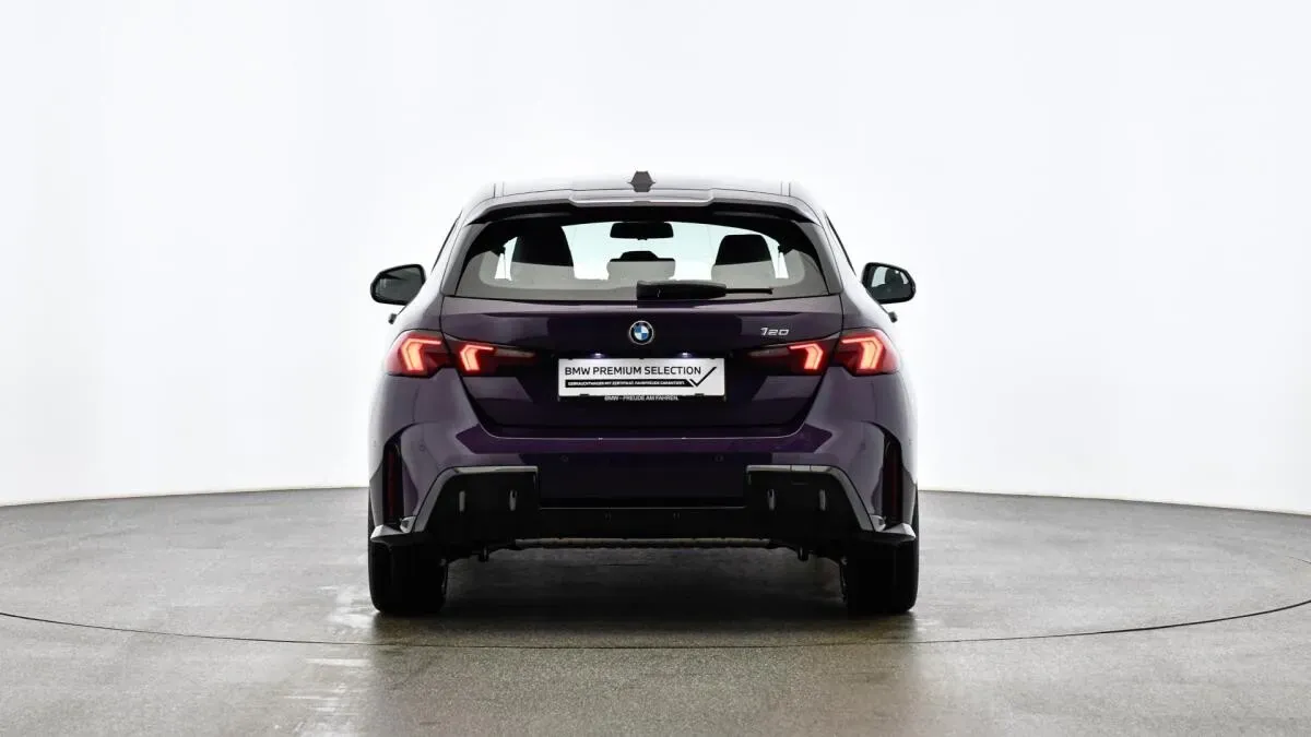 BMW 1 Series 2025 photo 2