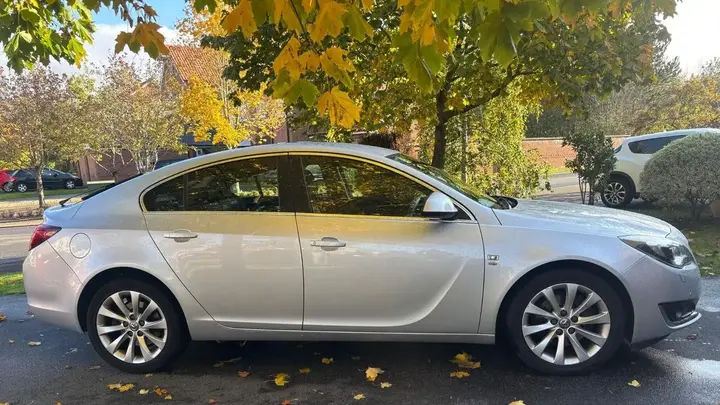 Vauxhall Insignia 2015 photo 2