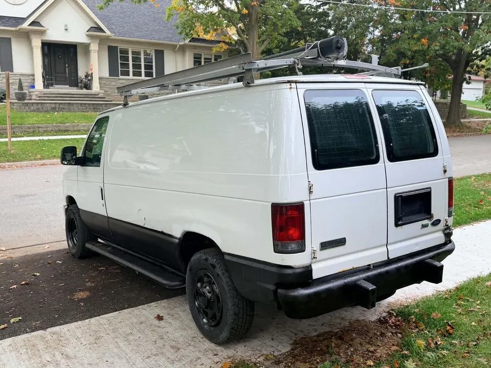 Ford E-250 2010 photo 3