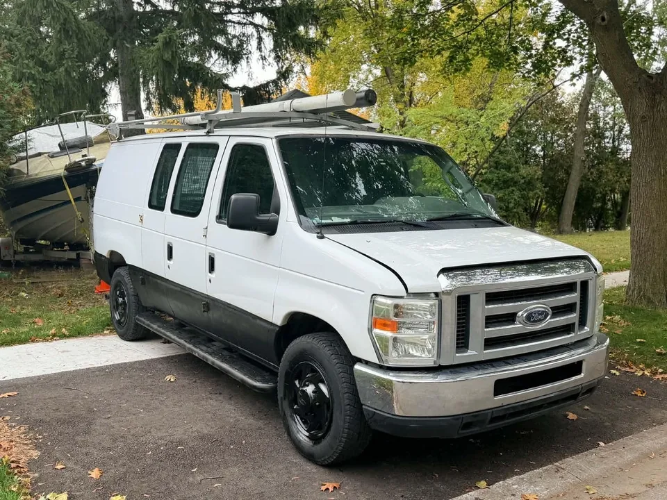 Ford E-250 2010 photo 2