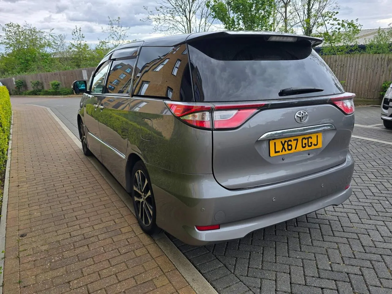 Toyota Estima 2017 photo 5