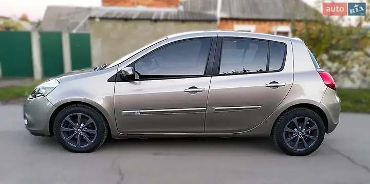 Renault Clio 2010 photo 4