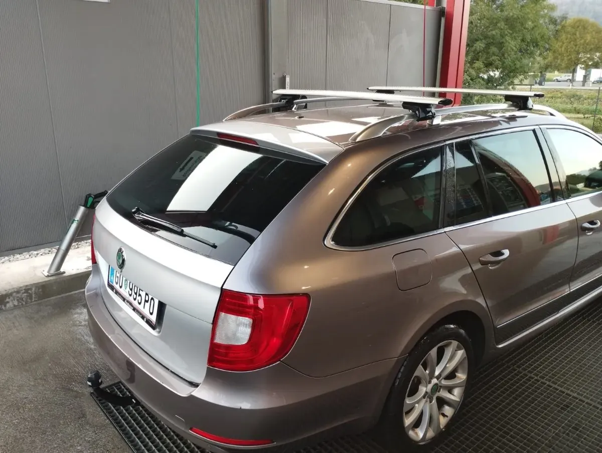 Skoda Superb 2012 photo 2