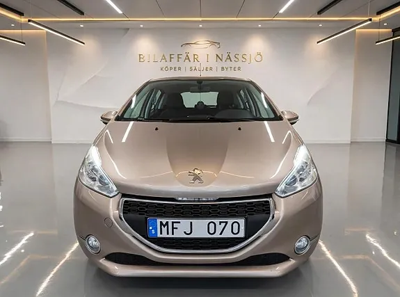 Peugeot 208 2012 photo 2