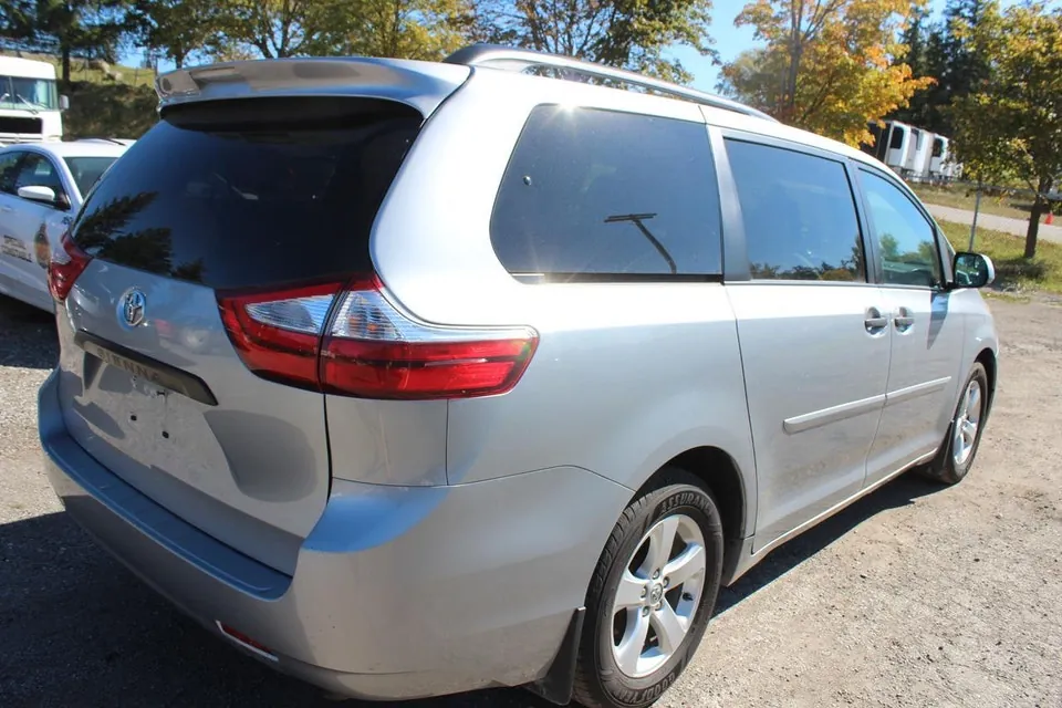Toyota Sienna 2017 photo 3