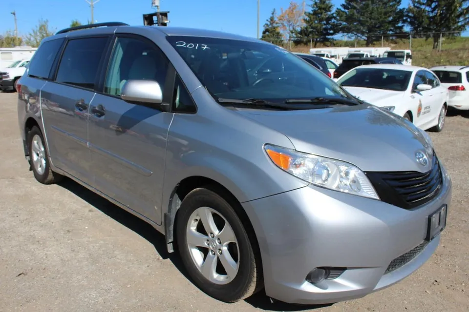 Toyota Sienna 2017 photo 2
