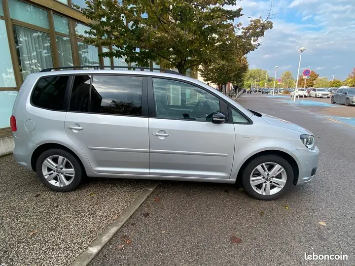 Volkswagen Touran 2012 photo 2