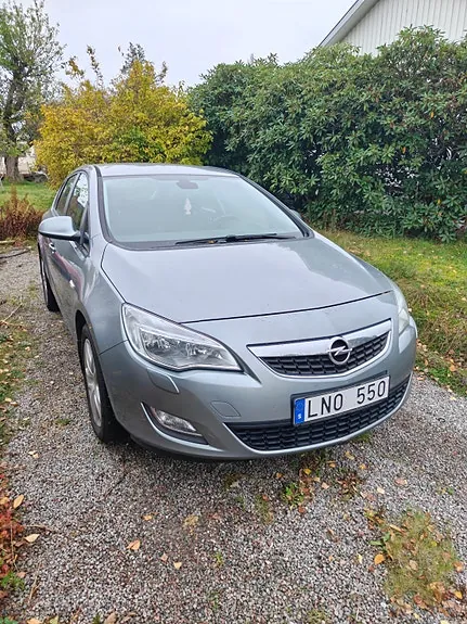 Opel Astra 2010 photo 2