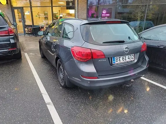 Opel Astra 2011 photo 2