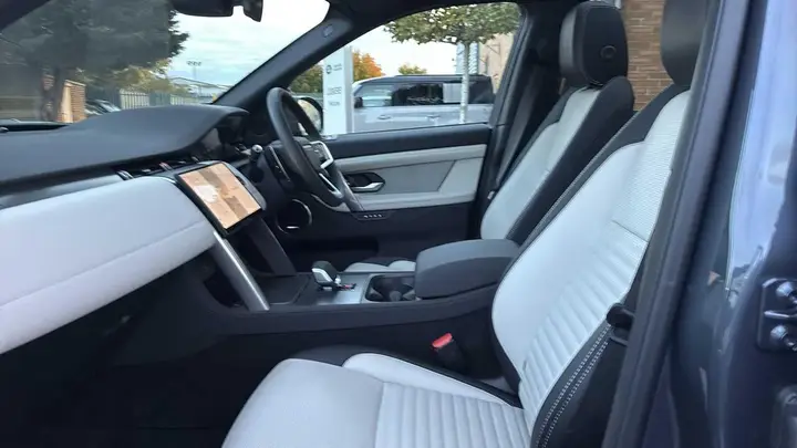 Land Rover Discovery Sport 2026 photo 3