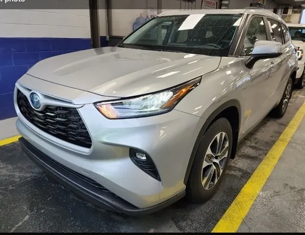 Toyota Highlander 2023 photo 2