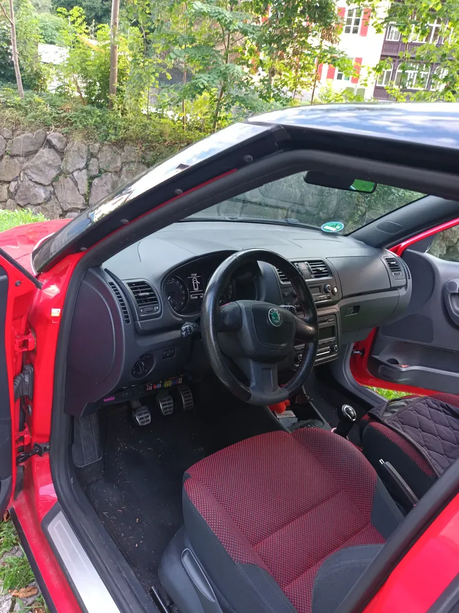 Skoda Fabia 2012 photo 3