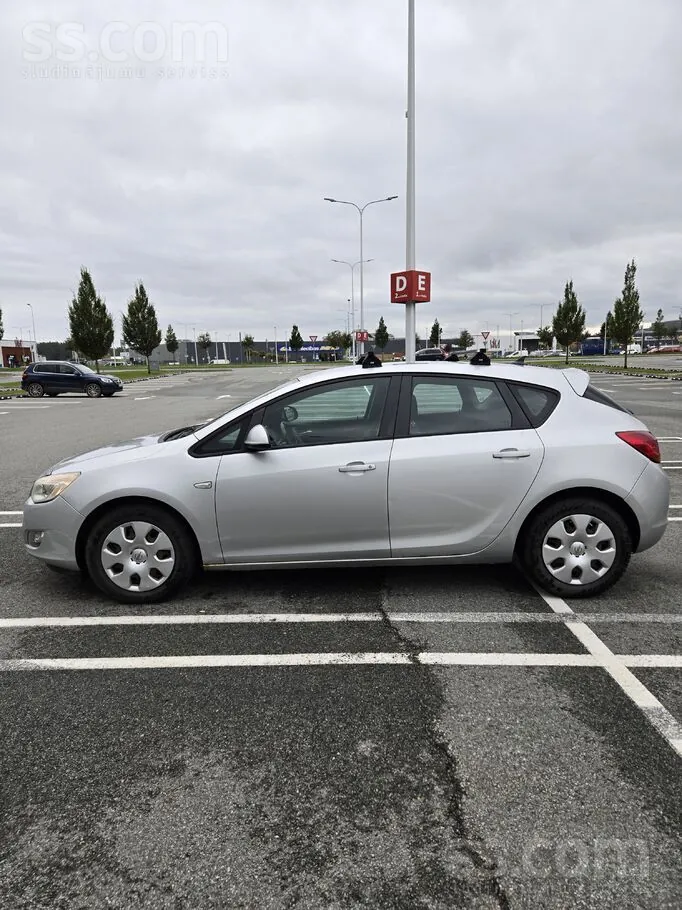 Opel Astra 2010 photo 2