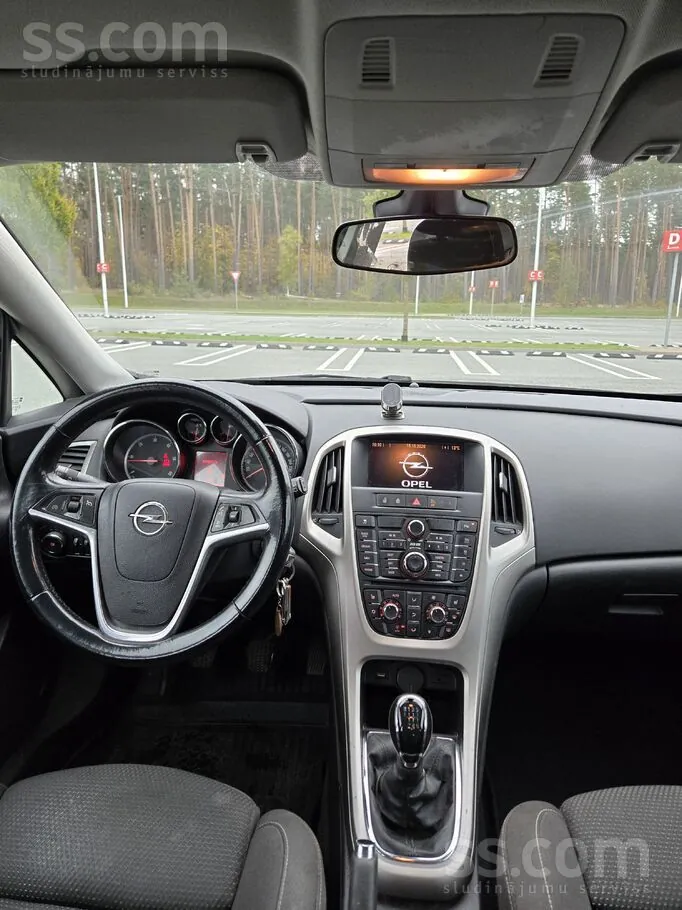 Opel Astra 2010 photo 4
