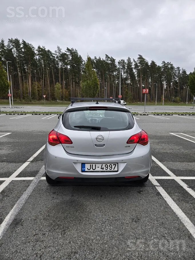 Opel Astra 2010 photo 3