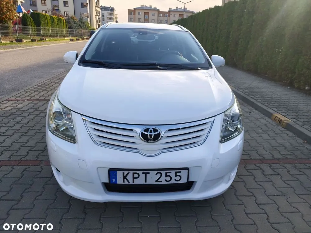 Toyota Avensis 2010 photo 2