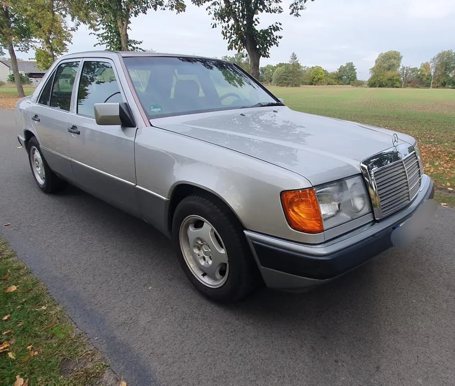 Mercedes-Benz 230E