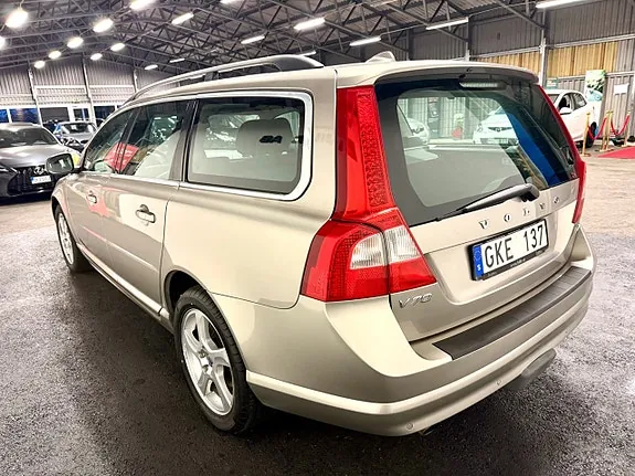 Volvo V70 2012 photo 2